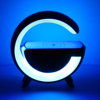 Lampka LED RGB z głośnikiem bluetooth i ładowarką indukcyjną